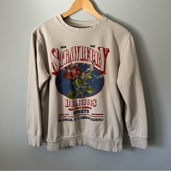 Urban Outfitters Strawberry Vintage Inspired Ivory Pullover Sweatshirt Size S - Picture 3 of 16